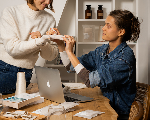 Fondatrice de deuxième peau® testant un prototype de gant textile conçu pour protéger les peaux sensibles et apaiser l’eczéma.