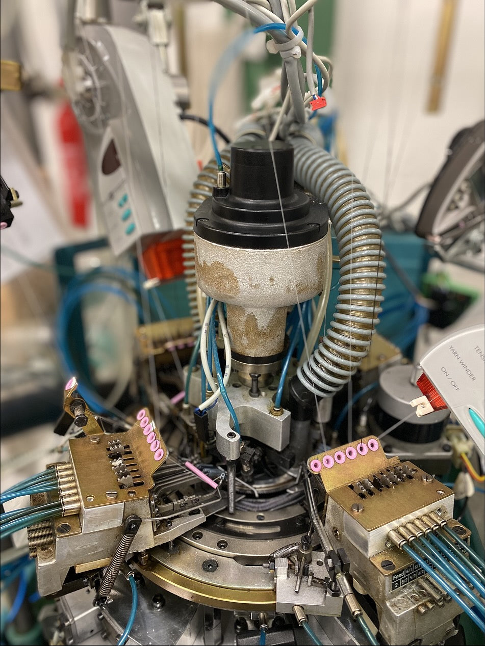 Machine à tricoter utilisée pour la fabrication française des protections textiles deuxième peau®, conçues pour apaiser l’eczéma et protéger les peaux sensibles.