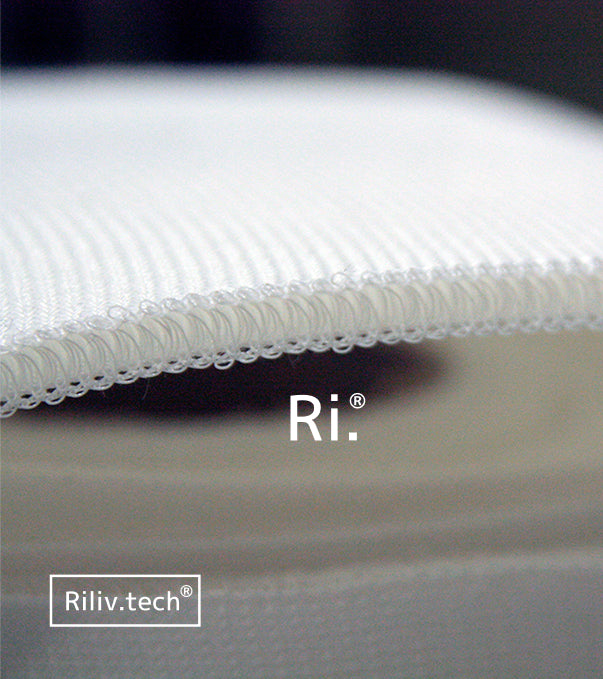 Zoom macro sur le textile innovant Riliv.tech® utilisé par deuxième peau®, conçu pour protéger et apaiser les peaux sensibles atteintes d’eczéma.