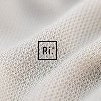 Zoom macro sur le textile respirant deuxième peau®, combinaison de soie et tencel conçue pour protéger et apaiser les peaux sensibles atteintes d’eczéma.
