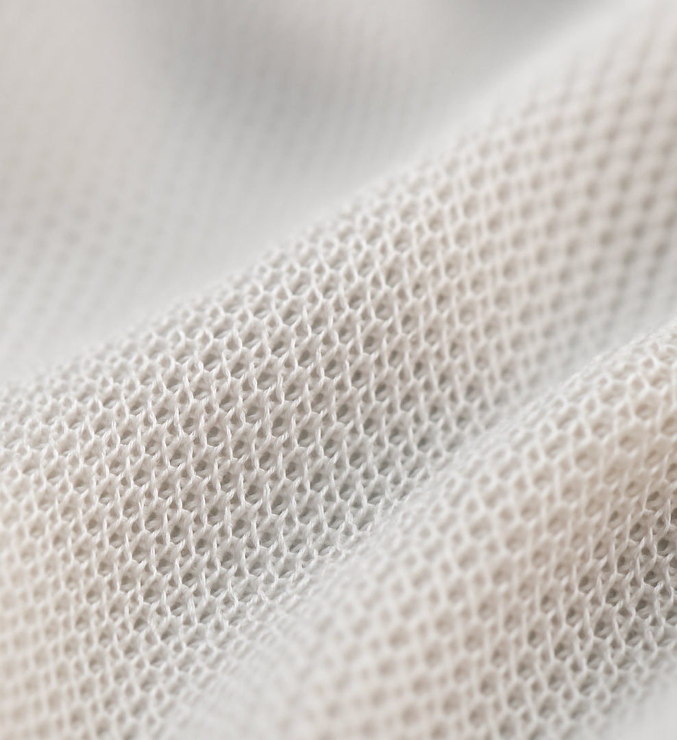Zoom macro sur la matière textile respirante deuxième peau®, conçue pour protéger et apaiser les peaux sensibles atteintes d’eczéma.